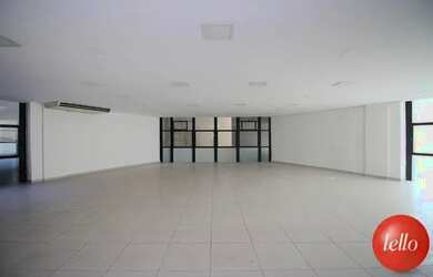 Imagem: O depósito possui 4 Vagas na garagem e 330m² de Área e está