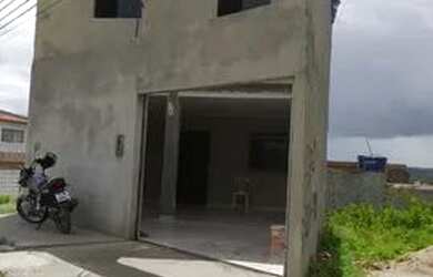 Imagem: A casa possui 3 Dormitórios, 2 Banheiros, 2 Vagas na garagem