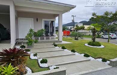 Imagem: A casa possui 3 Dormitórios, 3 Banheiros, 4 Vagas na garagem