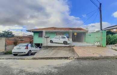 Imagem: A casa possui 3 Dormitórios, 2 Banheiros, 3 Vagas na garagem