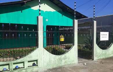 Imagem: A casa possui 3 Dormitórios, 2 Banheiros, 2 Vagas na garagem