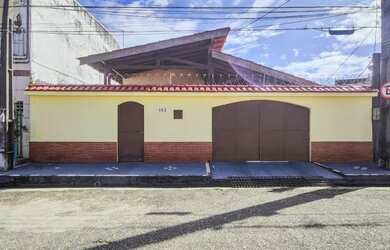 Imagem: A casa possui 3 Dormitórios, 1 Banheiro, 1 Vaga na garagem