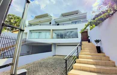 Imagem: A casa possui 5 Dormitórios, 5 Banheiros, 5 Vagas na garagem