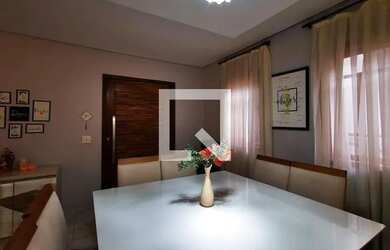 Imagem: A casa possui 3 Dormitórios, 3 Banheiros, 4 Vagas na garagem