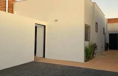 Imagem: A casa possui 1 Dormitório, 1 Banheiro, 1 Vaga na garagem