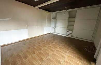 Imagem: A casa possui 3 Dormitórios, 2 Banheiros, 4 Vagas na garagem