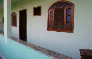 Imagem: A casa possui 1 Dormitório, 1 Banheiro, 1 Vaga na garagem