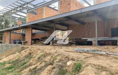 Imagem: A casa em condomínio possui 4 Dormitórios, 5 Banheiros, 3