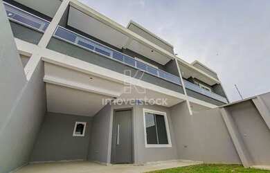 Imagem: A casa possui 3 Dormitórios, 3 Banheiros, 2 Vagas na garagem