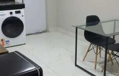 Imagem: A casa possui 1 Dormitório, 1 Banheiro, 1 Vaga na garagem e