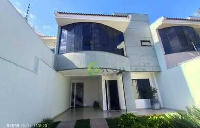 Imagem: A casa possui 3 Dormitórios, 2 Banheiros, 2 Vagas na garagem