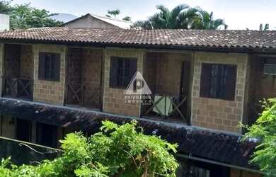 Imagem: A casa em condomínio possui 4 Dormitórios, 1 Banheiro, 3 Vagas