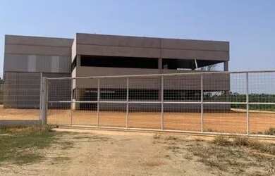 Imagem: O depósito possui 5 Vagas na garagem, 1.673m² de Área e