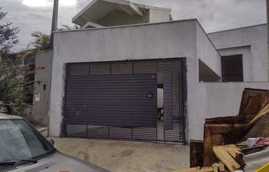 Imagem: A casa possui 3 Dormitórios, 2 Banheiros, 2 Vagas na garagem