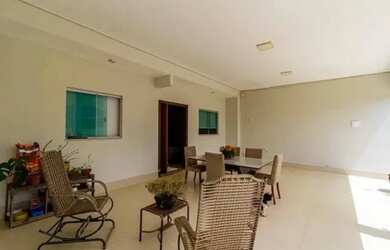 Imagem: A casa possui 3 Dormitórios, 1 Banheiro, 1 Vaga na garagem