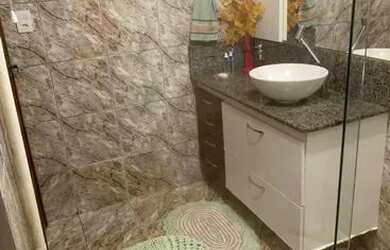 Imagem: A casa possui 3 Dormitórios, 2 Banheiros, 1 Vaga na garagem