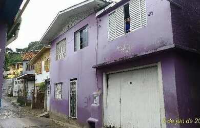 Imagem: A casa possui 3 Dormitórios, 1 Banheiro, 1 Vaga na garagem