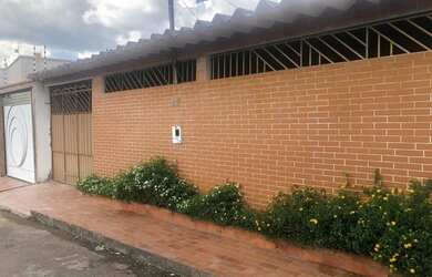 Imagem: A casa possui 3 Dormitórios, 2 Banheiros, 2 Vagas na garagem