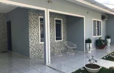 Imagem: A casa possui 3 Dormitórios, 2 Banheiros, 1 Vaga na garagem