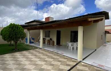 Imagem: A casa possui 3 Dormitórios, 2 Banheiros, 2 Vagas na garagem