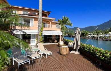 Imagem: A casa em condomínio possui 5 Dormitórios, 5 Banheiros, 2