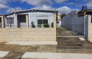 Imagem: A casa possui 3 Dormitórios, 2 Banheiros, 3 Vagas na garagem