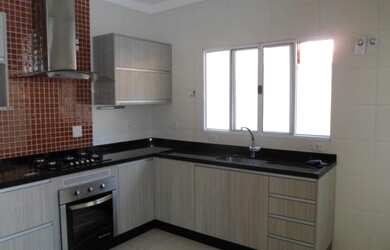 Imagem: A casa possui 3 Dormitórios, 2 Banheiros, 3 Vagas na garagem