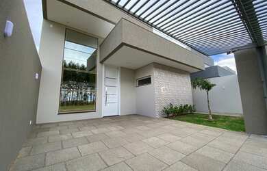 Imagem: A casa possui 3 Dormitórios, 3 Banheiros, 3 Vagas na garagem