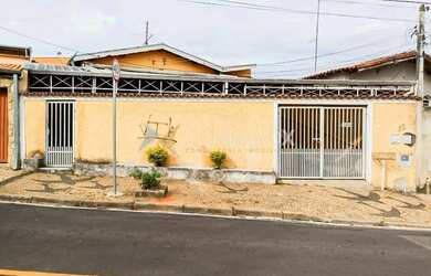 Imagem: A casa possui 3 Dormitórios, 2 Banheiros, 2 Vagas na garagem