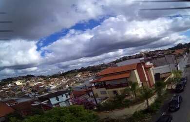 Imagem: A casa possui 4 Dormitórios, 3 Banheiros, 4 Vagas na garagem