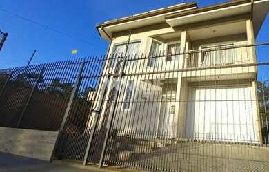 Imagem: A casa possui 3 Dormitórios, 2 Banheiros, 4 Vagas na garagem