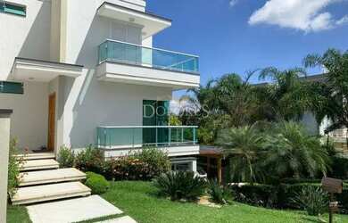 Imagem: A casa em condomínio possui 3 Dormitórios, 5 Banheiros, 320m²