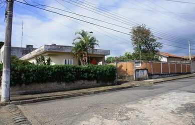 Imagem: A casa possui 3 Dormitórios, 1 Banheiro, 3 Vagas na garagem