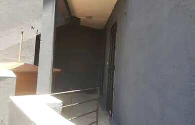 Imagem: A casa possui 2 Dormitórios e 1 Banheiro e está localizado