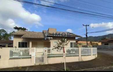 Imagem: A casa possui 2 Dormitórios, 2 Banheiros, 2 Vagas na garagem