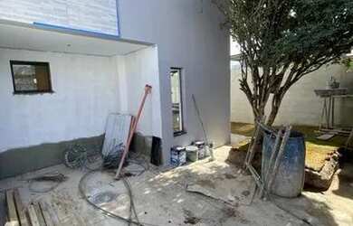 Imagem: A casa possui 2 Dormitórios, 3 Banheiros, 2 Vagas na garagem