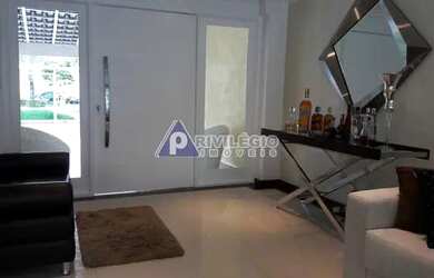 Imagem: A casa em condomínio possui 4 Dormitórios, 3 Banheiros, 2