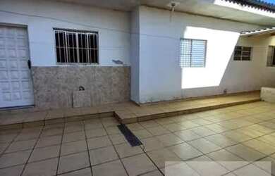 Imagem: A casa possui 3 Dormitórios, 2 Banheiros, 2 Vagas na garagem