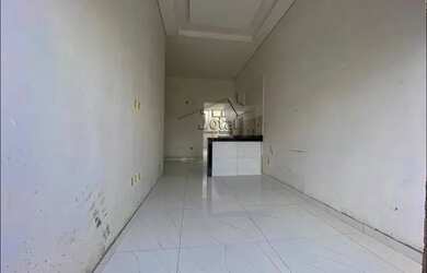 Imagem: A casa possui 3 Dormitórios, 2 Banheiros, 2 Vagas na garagem