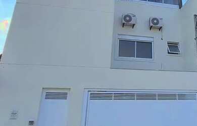 Imagem: A casa possui 4 Dormitórios, 4 Banheiros, 3 Vagas na garagem