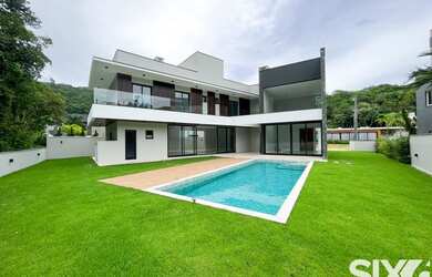 Imagem: A casa em condomínio possui 4 Dormitórios, 5 Banheiros, 5