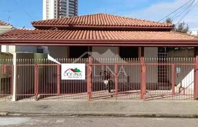 Imagem: A casa possui 3 Dormitórios, 1 Banheiro, 1 Vaga na garagem