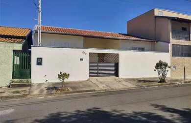 Imagem: A casa possui 2 Dormitórios, 1 Banheiro, 1 Vaga na garagem