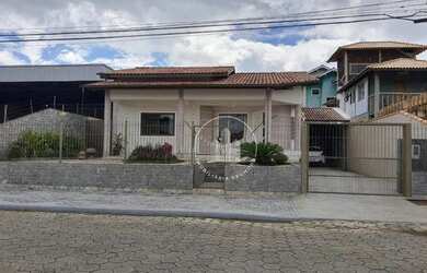 Imagem: A casa possui 3 Dormitórios, 3 Banheiros, 1 Vaga na garagem