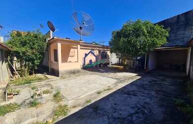 Imagem: A casa possui 2 Dormitórios, 1 Banheiro, 4 Vagas na garagem