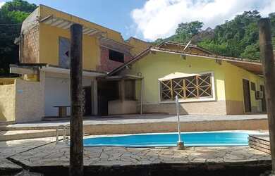 Imagem: A casa possui 3 Dormitórios, 1 Banheiro, 3 Vagas na garagem