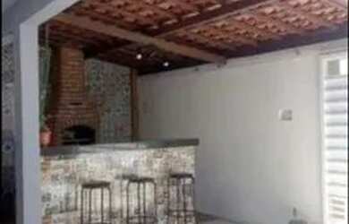 Imagem: A casa possui 3 Dormitórios, 1 Banheiro, 2 Vagas na garagem