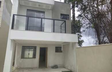 Imagem: A casa possui 3 Dormitórios, 2 Banheiros, 2 Vagas na garagem