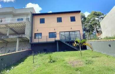 Imagem: A casa em condomínio à venda possui 3 Dormitórios, 3 Banheiros