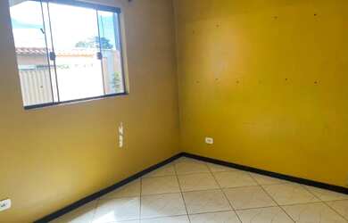 Imagem: A casa possui 3 Dormitórios, 2 Banheiros, 1 Vaga na garagem